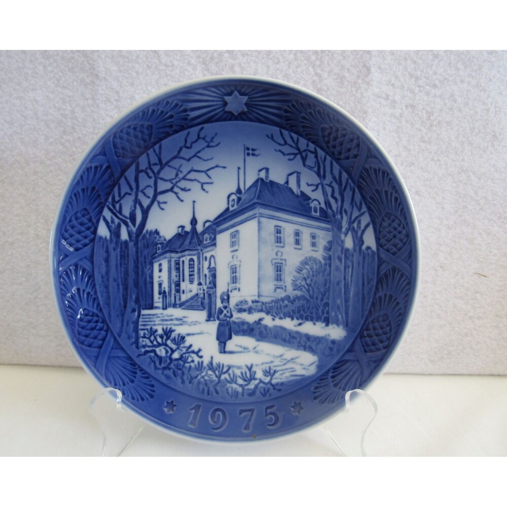 Vtg Royal Copenhagen Blue 1975 Christmas Plate The Queens Christmas Residence